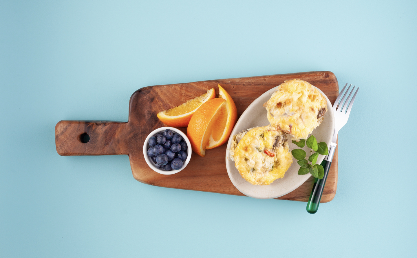 Vegetarian Spinach and Cheddar Egg Muffins with Fresh Fruit