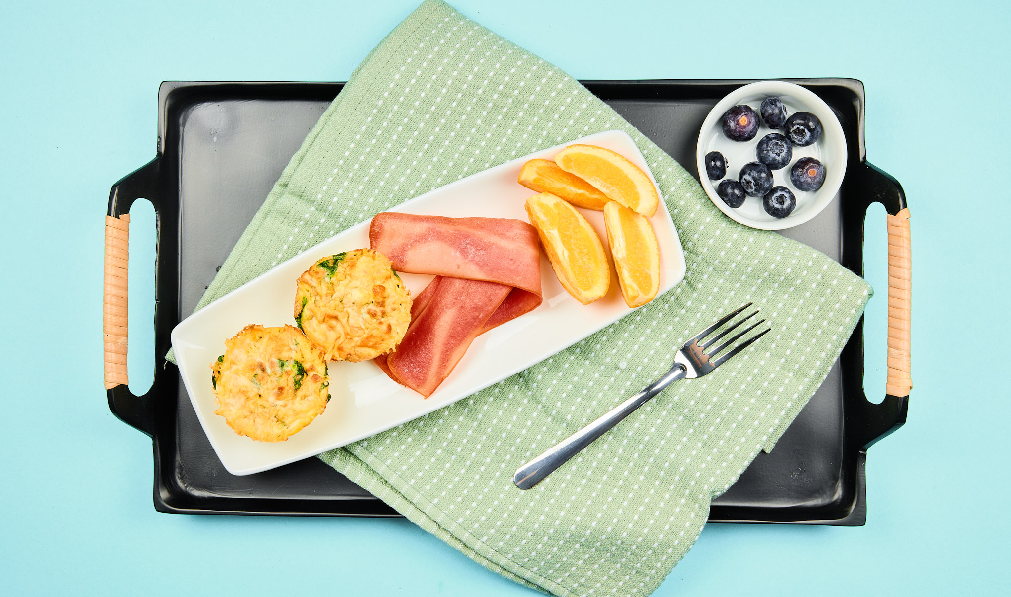 Spinach and Cheddar Egg Muffin with Fresh Fruit